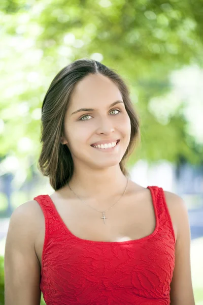 Porträtt av ung attraktiv ung kvinna — Stockfoto