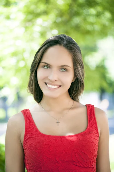 Portrait of young attractive young woman — Stock Photo, Image