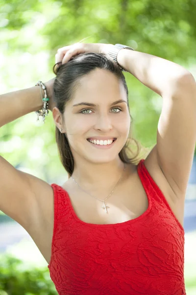 Retrato de una joven atractiva — Foto de Stock