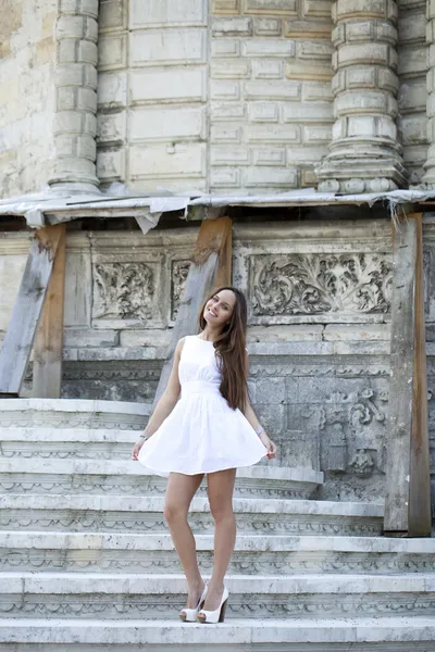 Beyaz elbiseli seksi kadın