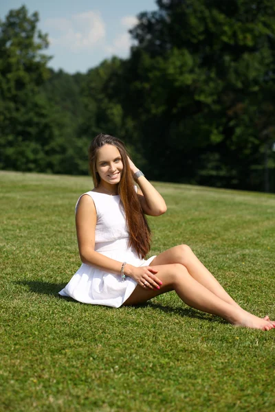 Mujer joven feliz en vestido blanco sexy — Foto de Stock