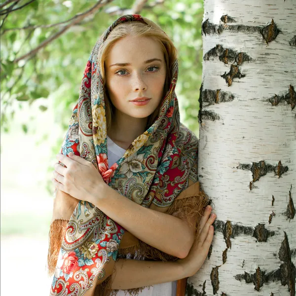 Ulusal desenli eşarp güzellik kadın — Stok fotoğraf