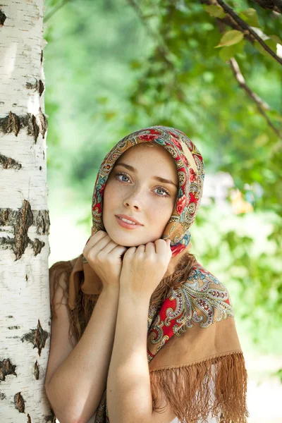 Skönhet kvinna i den nationella mönstrad scarfen — Stockfoto