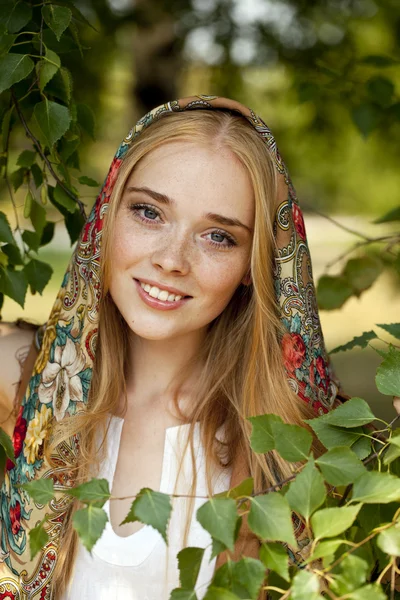 Skönhet kvinna i den nationella mönstrad scarfen — Stockfoto