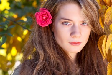 güzel model ile sonbahar yaprakları ve sarı Bahçe backgr düşmek