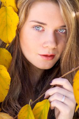 güzel model ile sonbahar yaprakları ve sarı Bahçe backgr düşmek