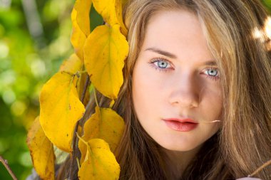 güzel model ile sonbahar yaprakları ve sarı Bahçe backgr düşmek