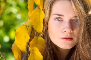 güzel model ile sonbahar yaprakları ve sarı Bahçe backgr düşmek