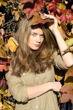 güzel model ile sonbahar yaprakları ve sarı Bahçe backgr düşmek