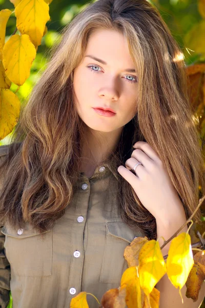秋の美しいモデルの葉し、黄色の庭を落ちる — ストック写真