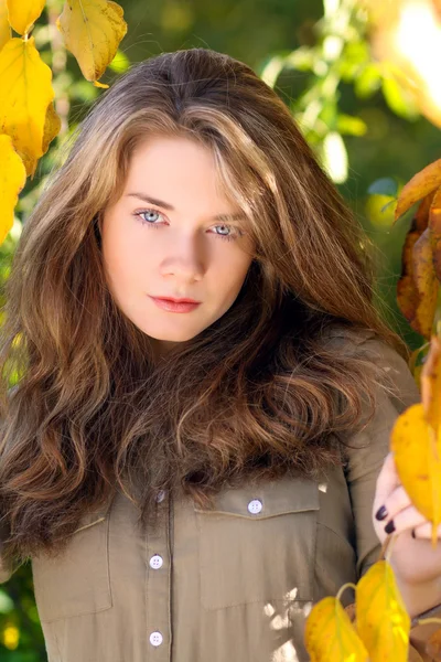 Vacker modell med hösten lämnar och faller gula trädgård bakgrunds — Stockfoto