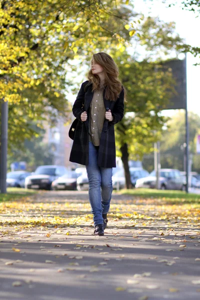 Belle jeune femme marchant dans le parc d'automne — Photo