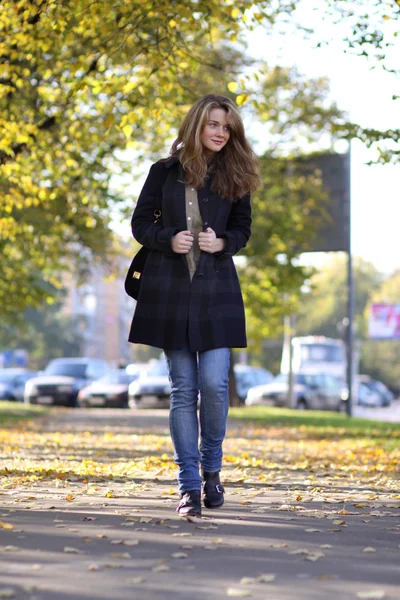 Hermosa mujer joven caminando en el parque de otoño — Foto de Stock