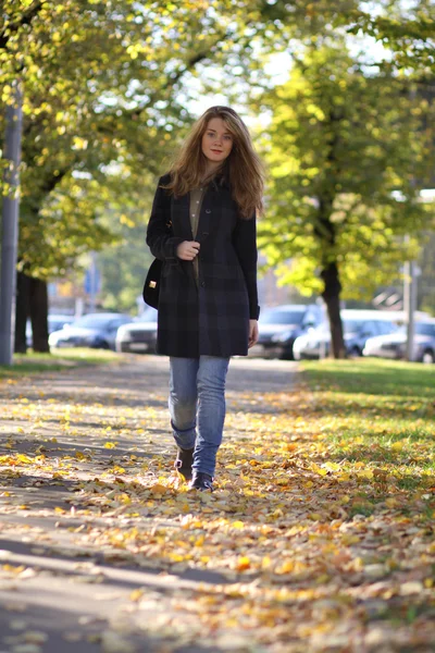 Mooie jonge vrouw wandelen in de herfst park — Stockfoto