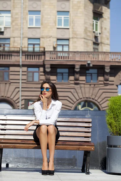 Красивая деловая женщина сидит на скамейке — стоковое фото