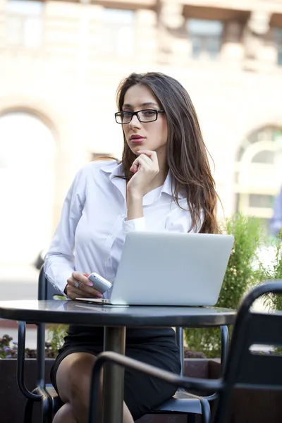 Jovem empresária trabalhando em um laptop — Fotografia de Stock