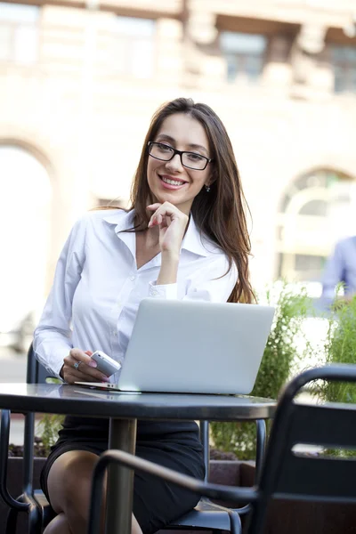 Junge Geschäftsfrau arbeitet an einem Laptop — Stockfoto