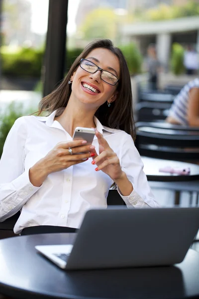 Jeune femme d'affaires travaillant sur un ordinateur portable — Photo