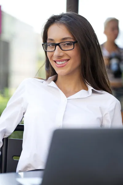 Young businesswoman working on a laptop — Stock Photo, Image