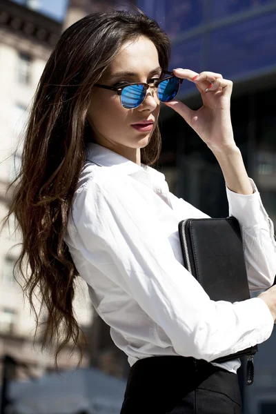 Mulher de negócios com óculos de sol espelhados azuis — Fotografia de Stock