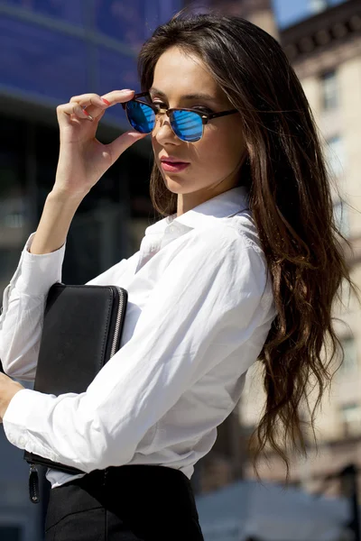 Affärskvinna med blå speglade solglasögon — Stockfoto