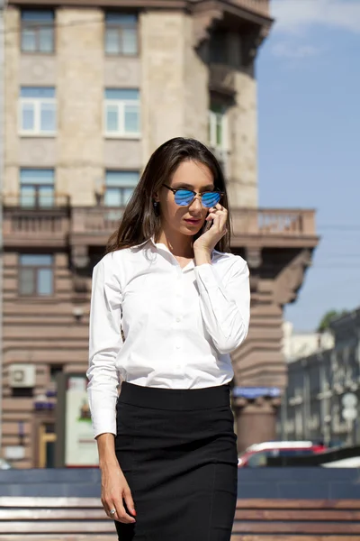 Beautiful business woman talking on mobile phone — Stock Photo, Image
