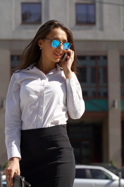 Schöne Geschäftsfrau, die auf dem Handy spricht — Stockfoto