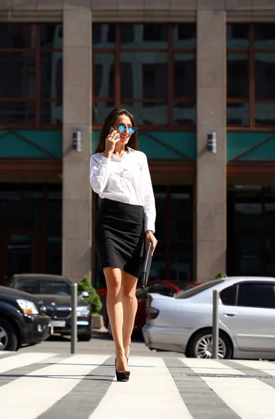 Mulher de negócios bonita chamando por telefone — Fotografia de Stock