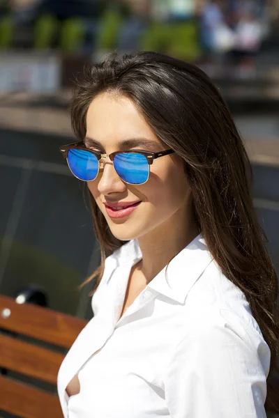 Mujer de negocios con gafas de sol de espejo azul — Foto de Stock