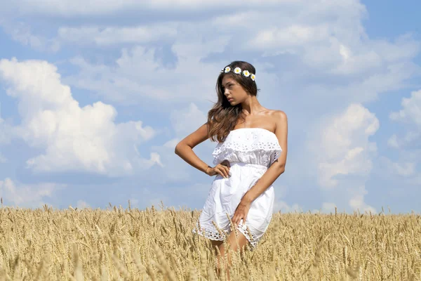 Mujer joven en un campo de trigo dorado — Foto de Stock