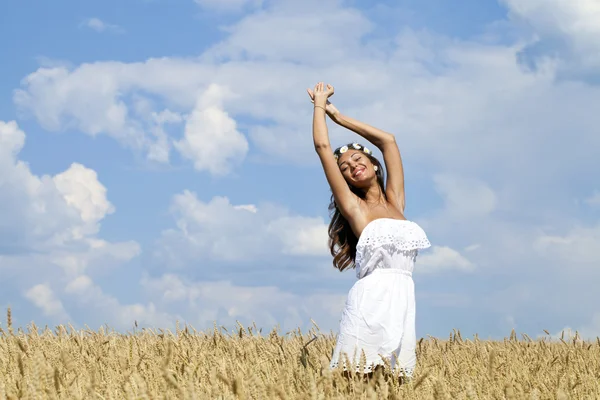 Mujer joven en un campo de trigo dorado — Foto de Stock