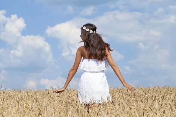 Mladá žena v pšeničném zlatém poli — Stock fotografie