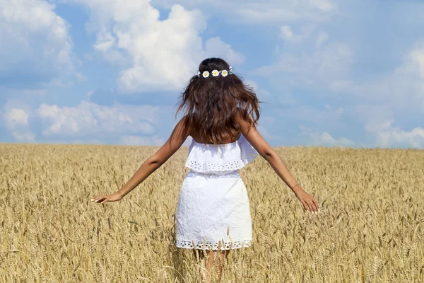 Jeune femme dans un champ de blé doré — Photo