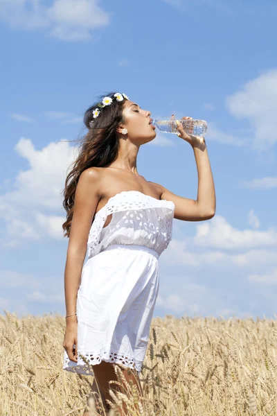 Young beautiful girl quenches thirst — Stock Photo, Image
