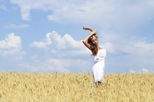 Mujer joven en un campo de trigo dorado — Foto de Stock