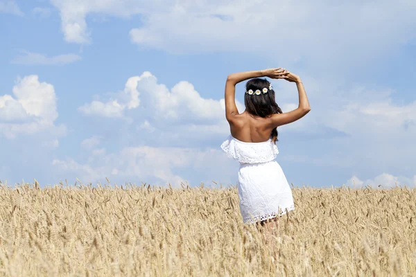 Mladá žena v pšeničném zlatém poli — Stock fotografie