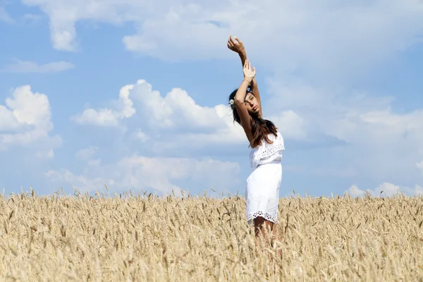 小麦畑の若い女性 — ストック写真