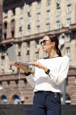 bir dizüstü bilgisayarda çalışan genç iş kadını