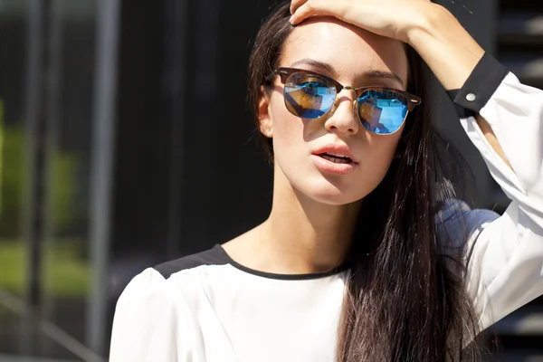 Affärskvinna med blå speglade solglasögon — Stockfoto