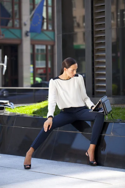 Full length portrait, office worker woman — Stock fotografie