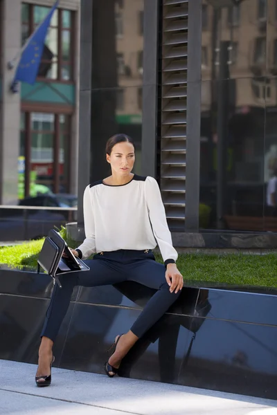 Full length portrait, office worker woman — Stockfoto