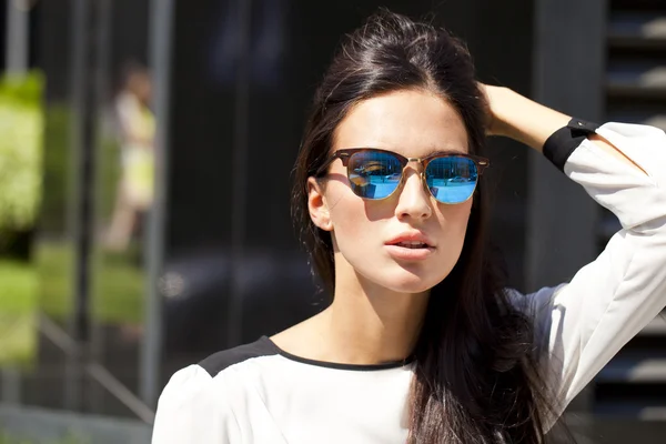 Business woman with blue mirrored sunglasses — Stock Photo, Image