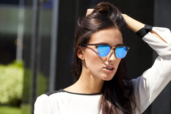 Business woman with blue mirrored sunglasses — Stock Photo, Image