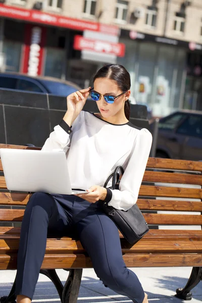 Retrato de cuerpo entero, mujer trabajadora de oficina — Foto de Stock