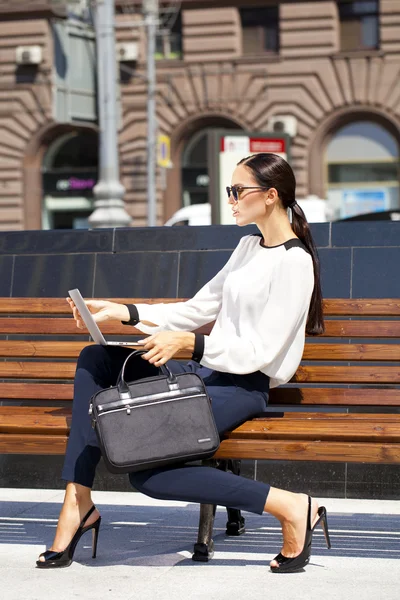 Full length portrait, office worker woman — Stockfoto