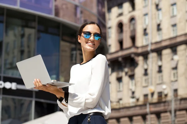 Jovem empresária trabalhando em um laptop — Fotografia de Stock