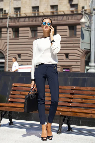 Beautiful business woman calling by phone — Stock Photo, Image