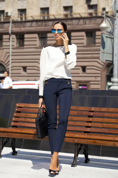 아름 다운 비즈니스 여자 휴대 전화 통화 — 스톡 사진