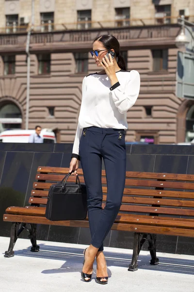 Vacker affärskvinna ringer via telefon — Stockfoto