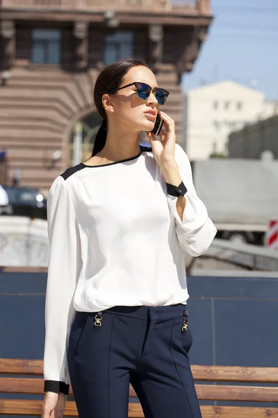 Mulher de negócios bonita chamando por telefone — Fotografia de Stock